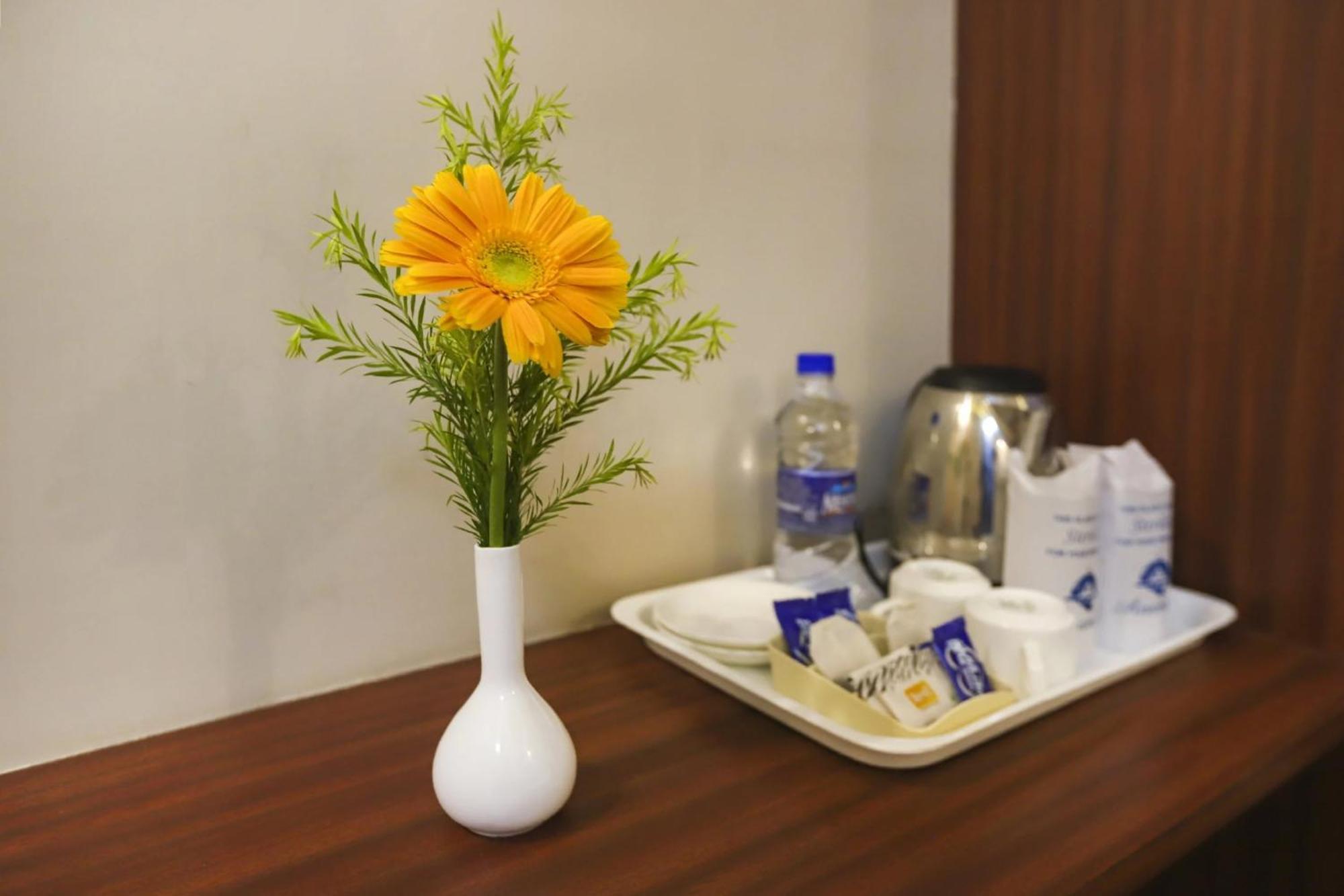Super Townhouse Oak Hillside Aqua Hotel Khandagiri ภายนอก รูปภาพ