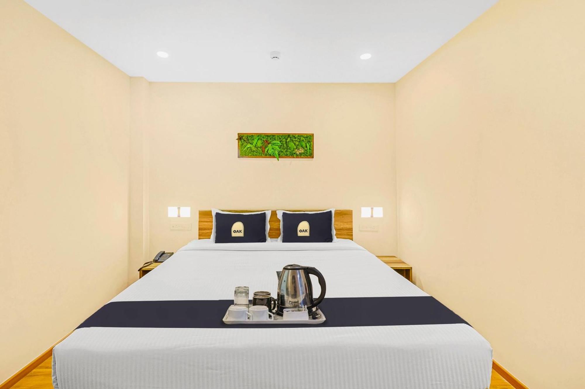 Super Townhouse Oak Hillside Aqua Hotel Khandagiri ภายนอก รูปภาพ