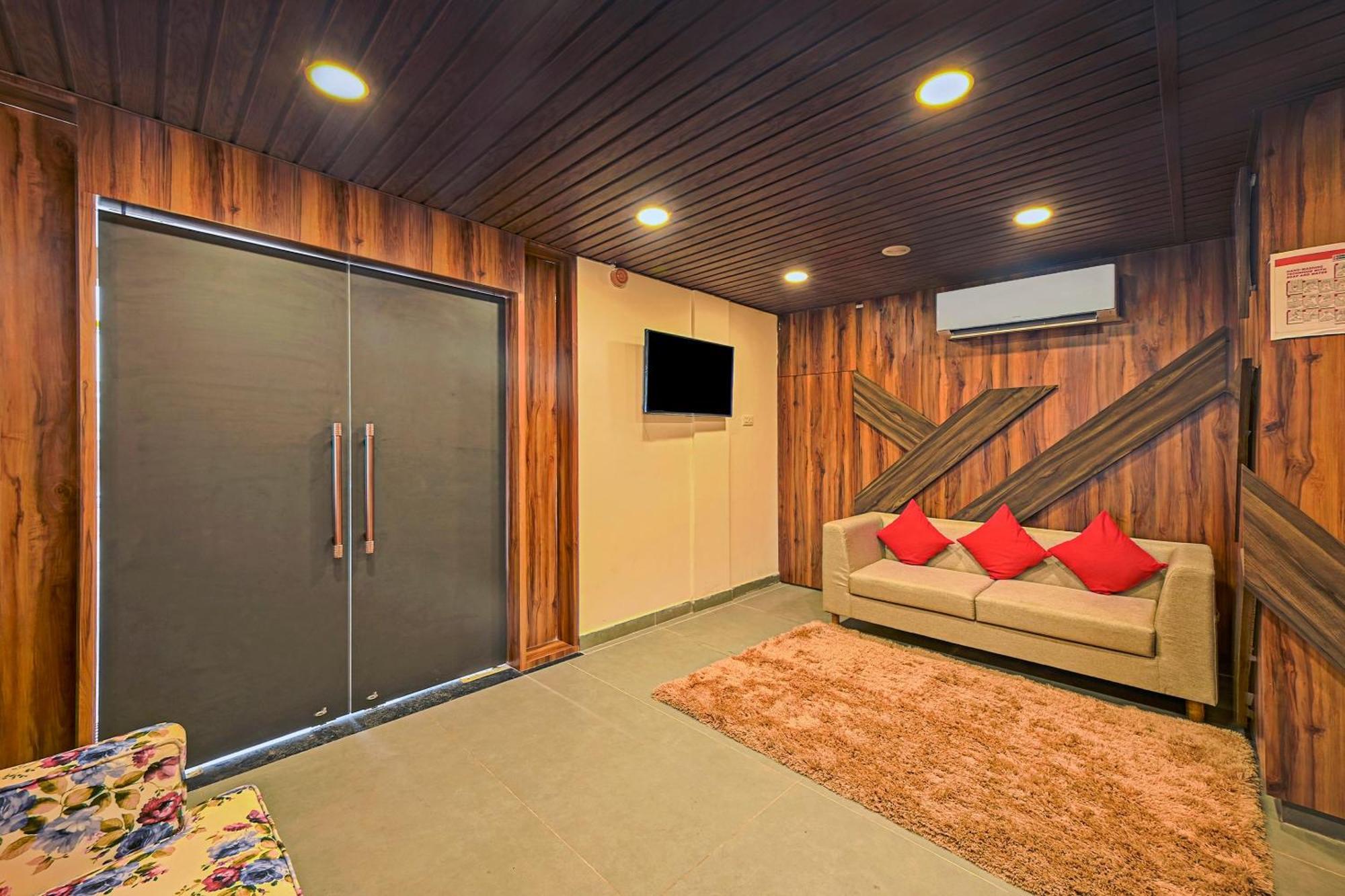 Super Townhouse Oak Hillside Aqua Hotel Khandagiri ภายนอก รูปภาพ