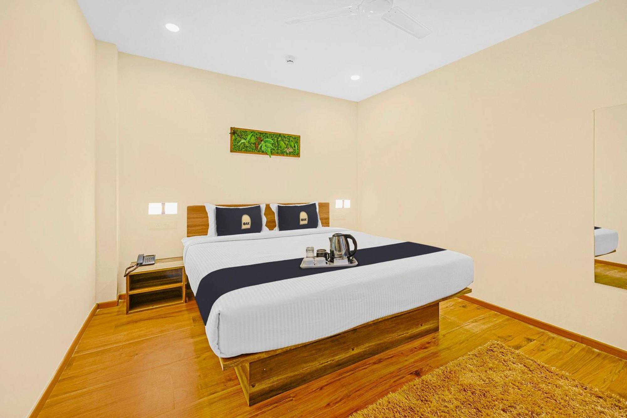 Super Townhouse Oak Hillside Aqua Hotel Khandagiri ภายนอก รูปภาพ