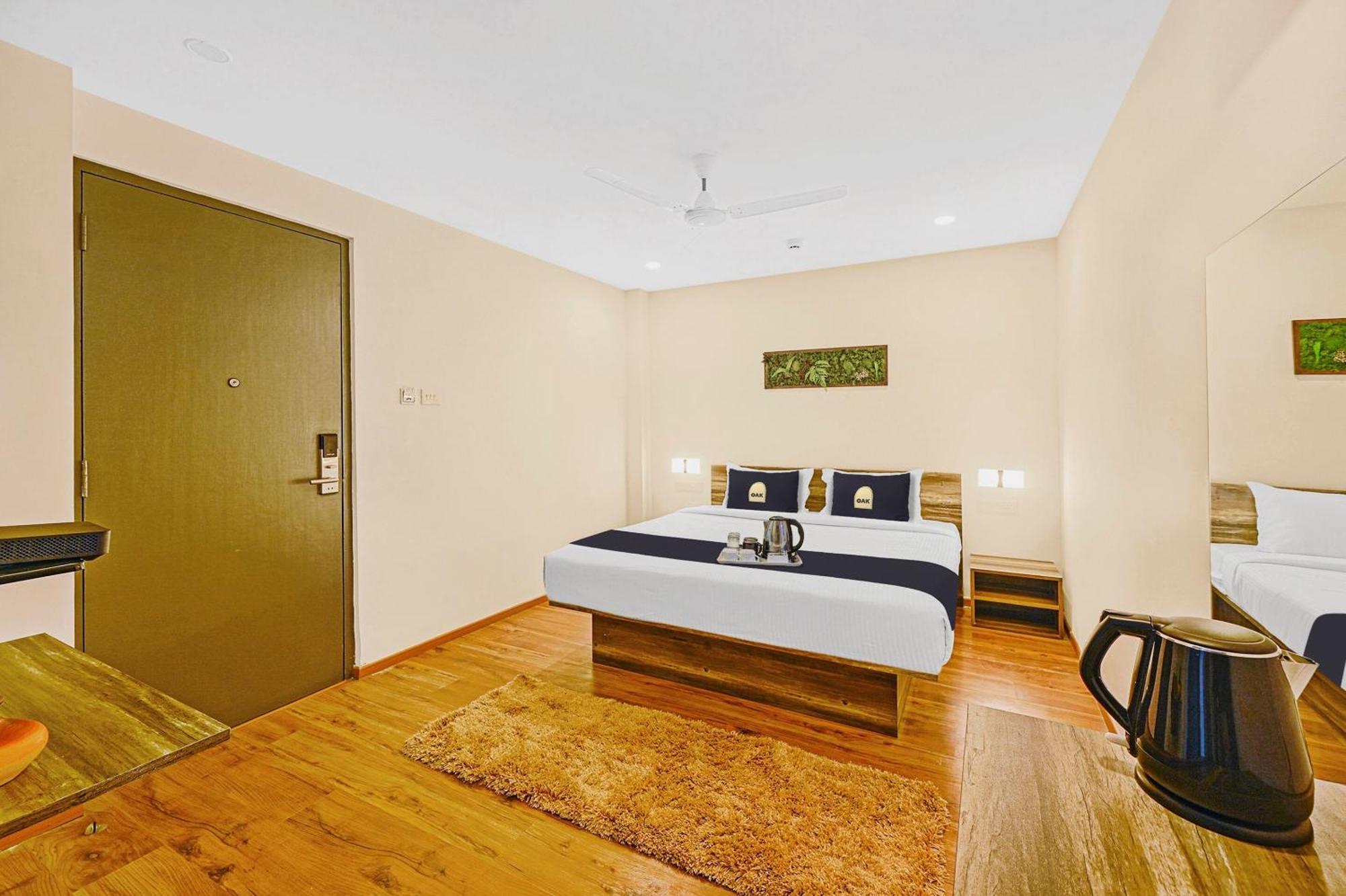 Super Townhouse Oak Hillside Aqua Hotel Khandagiri ภายนอก รูปภาพ