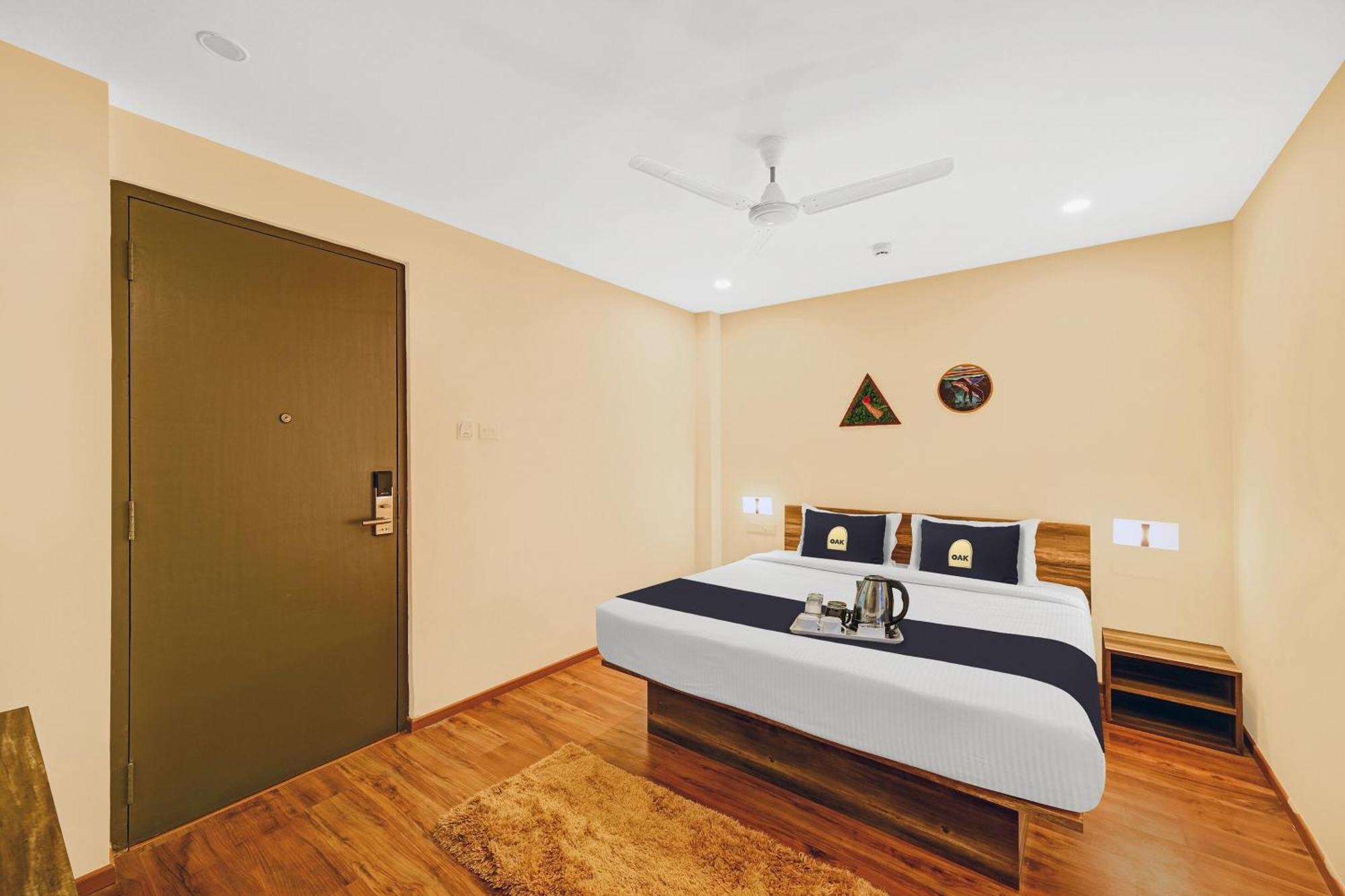Super Townhouse Oak Hillside Aqua Hotel Khandagiri ภายนอก รูปภาพ