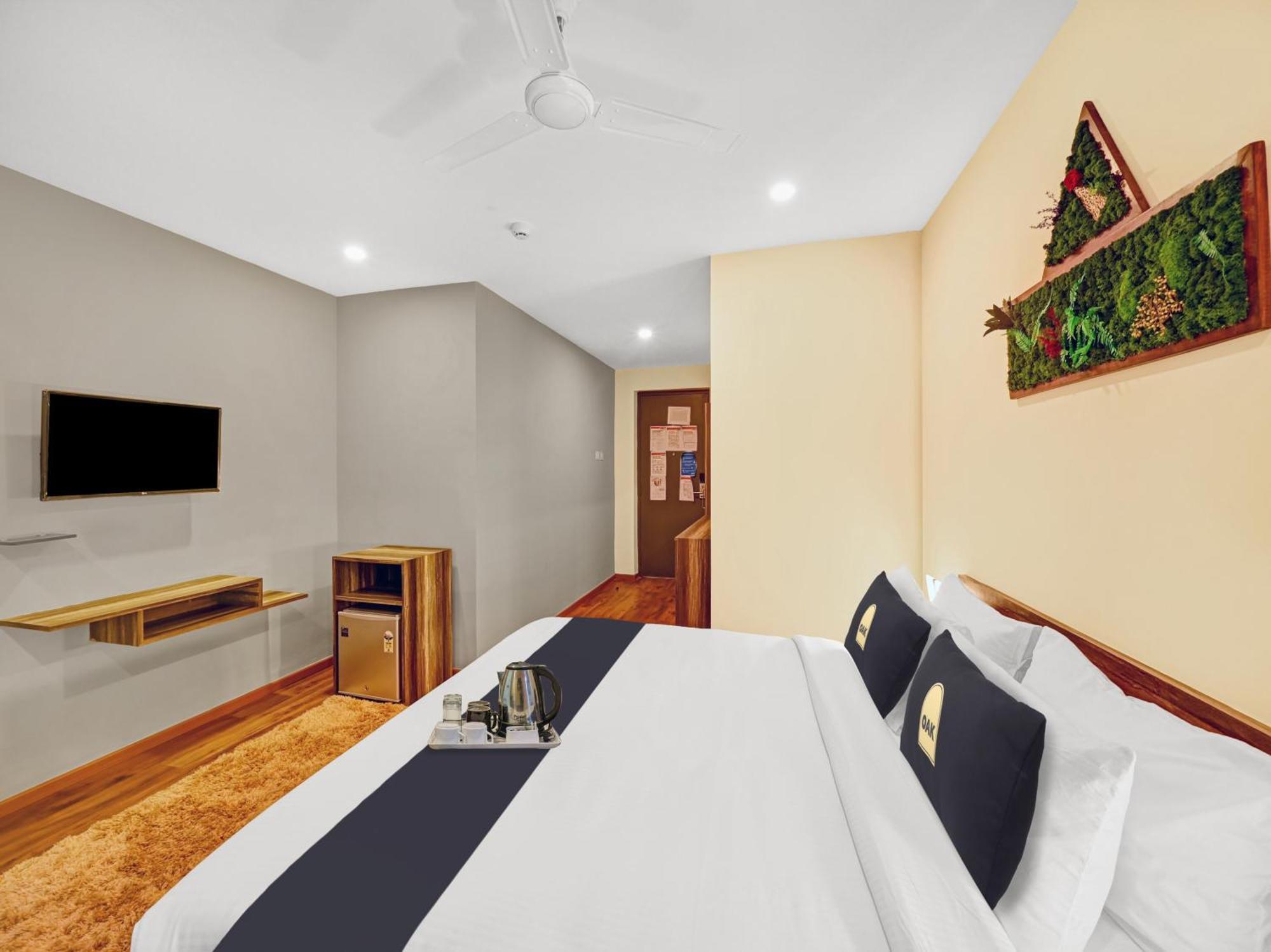 Super Townhouse Oak Hillside Aqua Hotel Khandagiri ภายนอก รูปภาพ